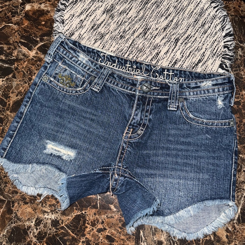 Junior’s denim shorts